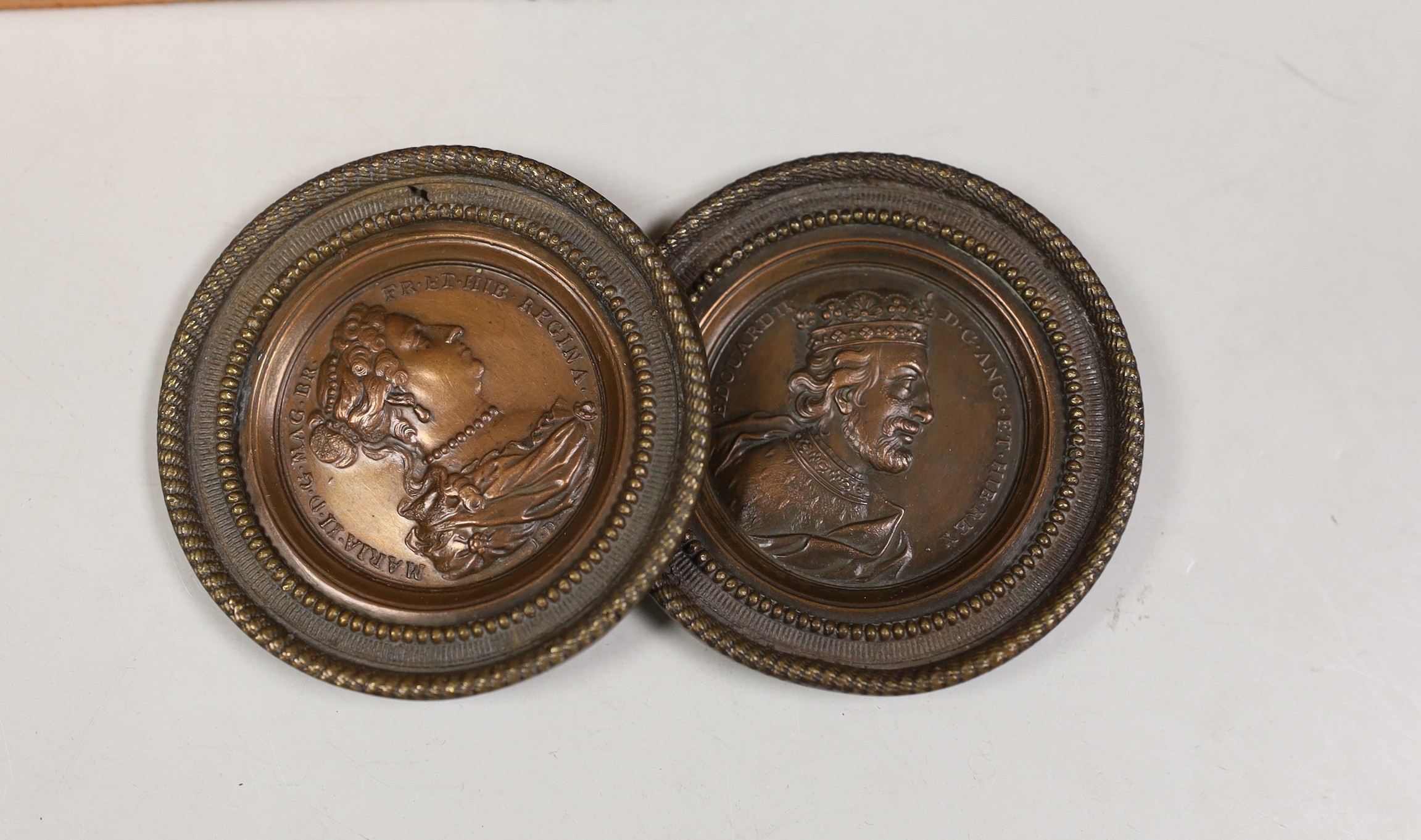 A mixed collection of British cased commemorative medallions to include a cased silver and two bronze Edward VII coronation medallions 1902, A George V Jubilee medallion, etc (group)
